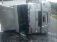 Caminhão carregado de gelo tomba na BR-470, em Ilhota