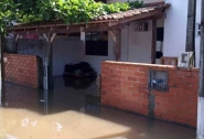 Moradores de ruas onde cota de enchente é 7m devem aguardar para levar móveis para casa