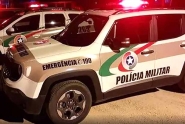 Traficantes fogem pulando cercas e PM apreende crack e materiais do trfico em Ilhota