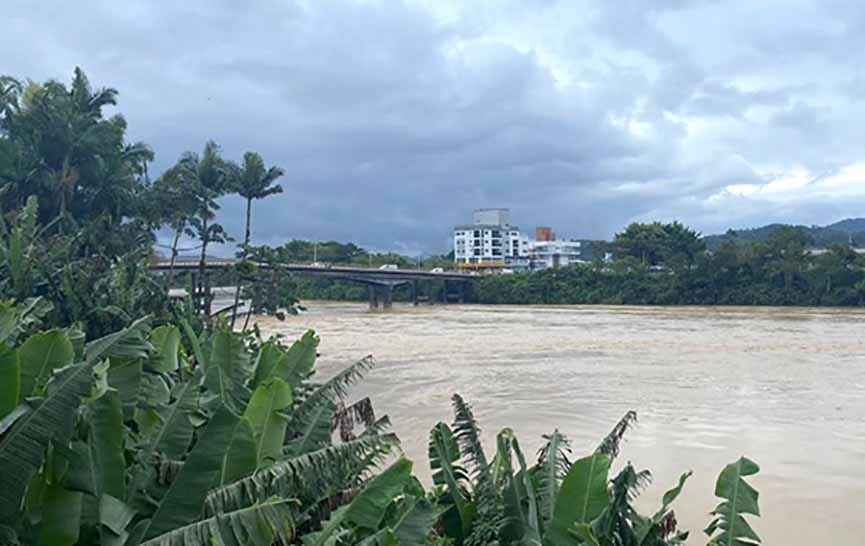 Rio está com 5,26m em Gaspar e já baixou quase 2m desde o pico