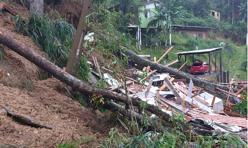 Deslizamento de terra destrói casa e deixa dois feridos em Blumenau