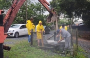 Secretaria de Obras de Gaspar faz manuten��o em comportas e limpa valas e bocas de lobo