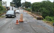Ponte fica com estrutura danificada e rua Vidal Fl�vio Dias � interditada