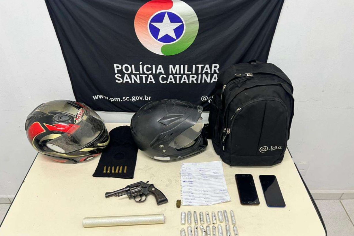 PM de Gaspar prende dois homens por trfico de drogas e posse irregular de arma de fogo