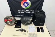 PM de Gaspar prende dois homens por trfico de drogas e posse irregular de arma de fogo
