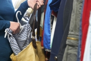 Mulher furta roupas em loja, esconde em bolsa e acaba presa em Indaial