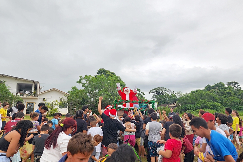 Vestido de Papai Noel, empresário gasparense distribui amor pela cidade
