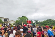 Vestido de Papai Noel, empres�rio gasparense distribui amor pela cidade