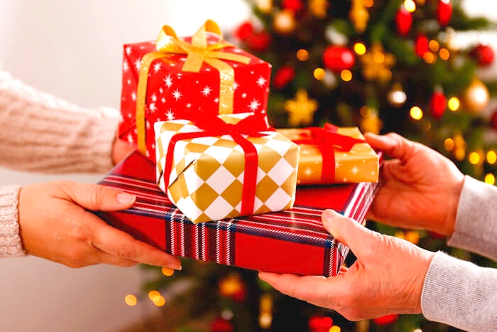 Troca de presentes no Natal simboliza afeto