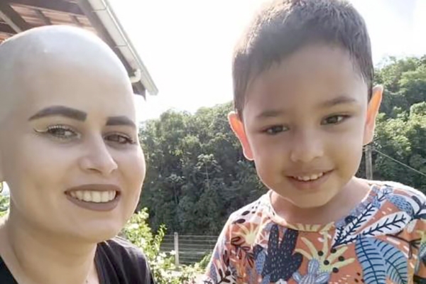 Mãe de menino assassinado em ataque a creche em Blumenau morre de câncer