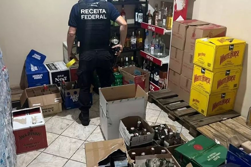 Policial é preso por contrabando, descaminho e falsificação de bebidas alcoólicas em Blumenau