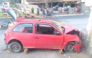 Carro bate em muro e quatro pessoas so hospitalizadas em Gaspar 