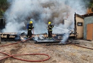 Casa  totalmente destruda por incndio no Centro de Gaspar