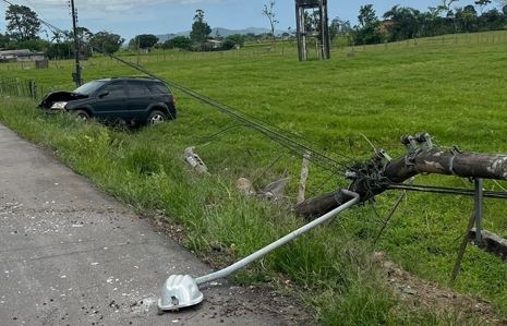 Carro fica destrudo aps bater e derrubar poste em Ilhota; motorista ficou desorientada