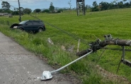 Carro fica destrudo aps bater e derrubar poste em Ilhota; motorista ficou desorientada