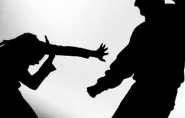 Mulher d facada no ombro do companheiro aps ser agredida com soco em Rio do Sul