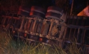Carga pende e caminho tomba na Rodovia Jorge Lacerda, em Ilhota