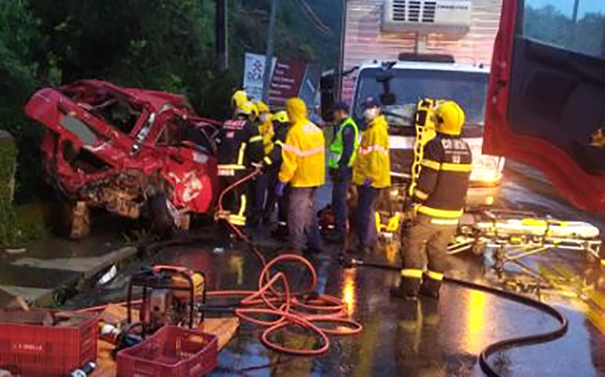 Carro fica destrudo aps coliso com caminho em Brusque