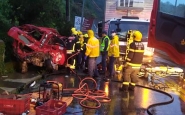 Carro fica destrudo aps coliso com caminho em Brusque
