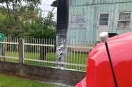 Poste prximo  residncia pega fogo no Poo Grande, em Gaspar