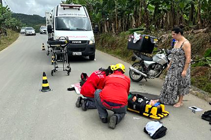 Jovem que pilotava moto fica ferida aps se envolver em acidente em Ilhota