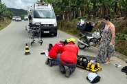 Jovem que pilotava moto fica ferida aps se envolver em acidente em Ilhota