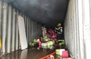 Container cheio de fios de algodo pega fogo no Centro de Gaspar