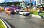 Criana  hospitalizada aps coliso entre carros em Gaspar