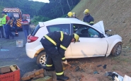 Motorista de carro morre em grave acidente com caminho na BR-470, em Blumenau