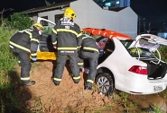 Pai e filha so levados ao hospital aps carro colidir contra monte de areia em Gaspar