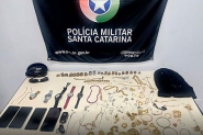 Casal  amarrado com barbantes e cabos durante assalto em Timb; ladres foram presos horas depois 
