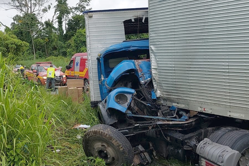 Acidente entre dois caminhes deixa motorista ferido na BR-470, em Blumenau