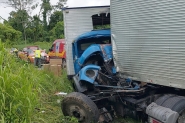Acidente entre dois caminhes deixa motorista ferido na BR-470, em Blumenau