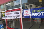 Protesto por violência moral fecha temporariamente agência do Bradesco em Gaspar
