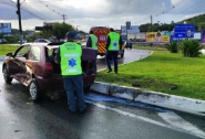 Coliso entre carros no trevo da Parolli resulta em danos materiais	