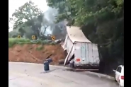 Motorista grava exato momento em que caminho se acidenta na serra em Joinville
