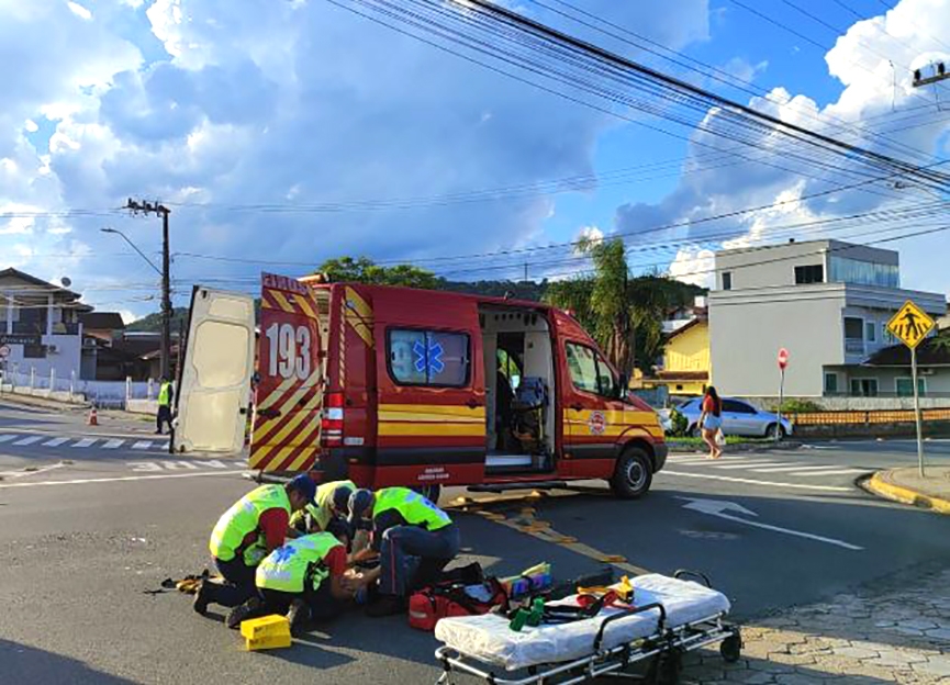 Mulher  hospitalizada depois de coliso entre carro e moto no bairro Sete, em Gaspar