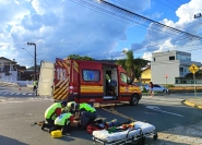 Mulher  hospitalizada depois de coliso entre carro e moto no bairro Sete, em Gaspar