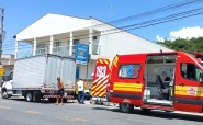Caminho e moto colidem no Gaspar Grande e jovem  levado ao hospital