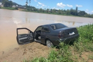 Carro quase cai no rio Itaja-Au, em Ilhota; motorista no foi localizado
