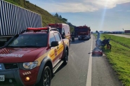 Caminho, van e moto se envolvem em acidente na BR-470, em Gaspar