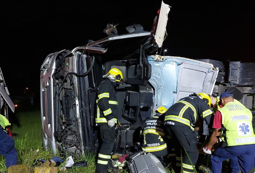 Homem fica preso s ferragens aps caminho capotar na BR-470, entre Gaspar e Blumenau