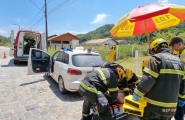 Carro com mulher e beb de cinco meses cai em ribanceira em Gaspar