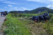 Dois carros capotam aps acidente na BR-470, em Gaspar