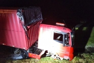 Caminho e carro colidem na BR-470, em Gaspar