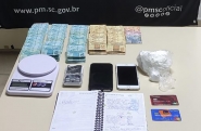 Traficante  preso com mais de R$40 mil escondidos em porta-luvas de carro em Gaspar
