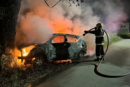 Carro colide contra rvore e pega fogo na divisa entre Gaspar e Ilhota