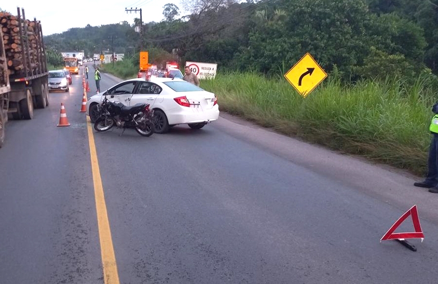 Sexta-feira começa com acidente entre carro e moto na Ivo Silveira, em Gaspar