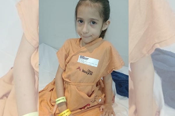 Família de Ilhota precisa de ajuda para tratamento de menina com tumor na coluna