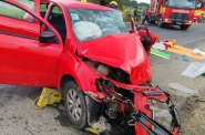 Colisão frontal entre carro e caminhão deixa homem gravemente ferido em Gaspar